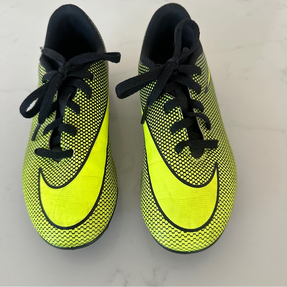 Nike Jr. Magista Onda II FG Soccer Cleats Youth Size 1Y Volt Black - gently used